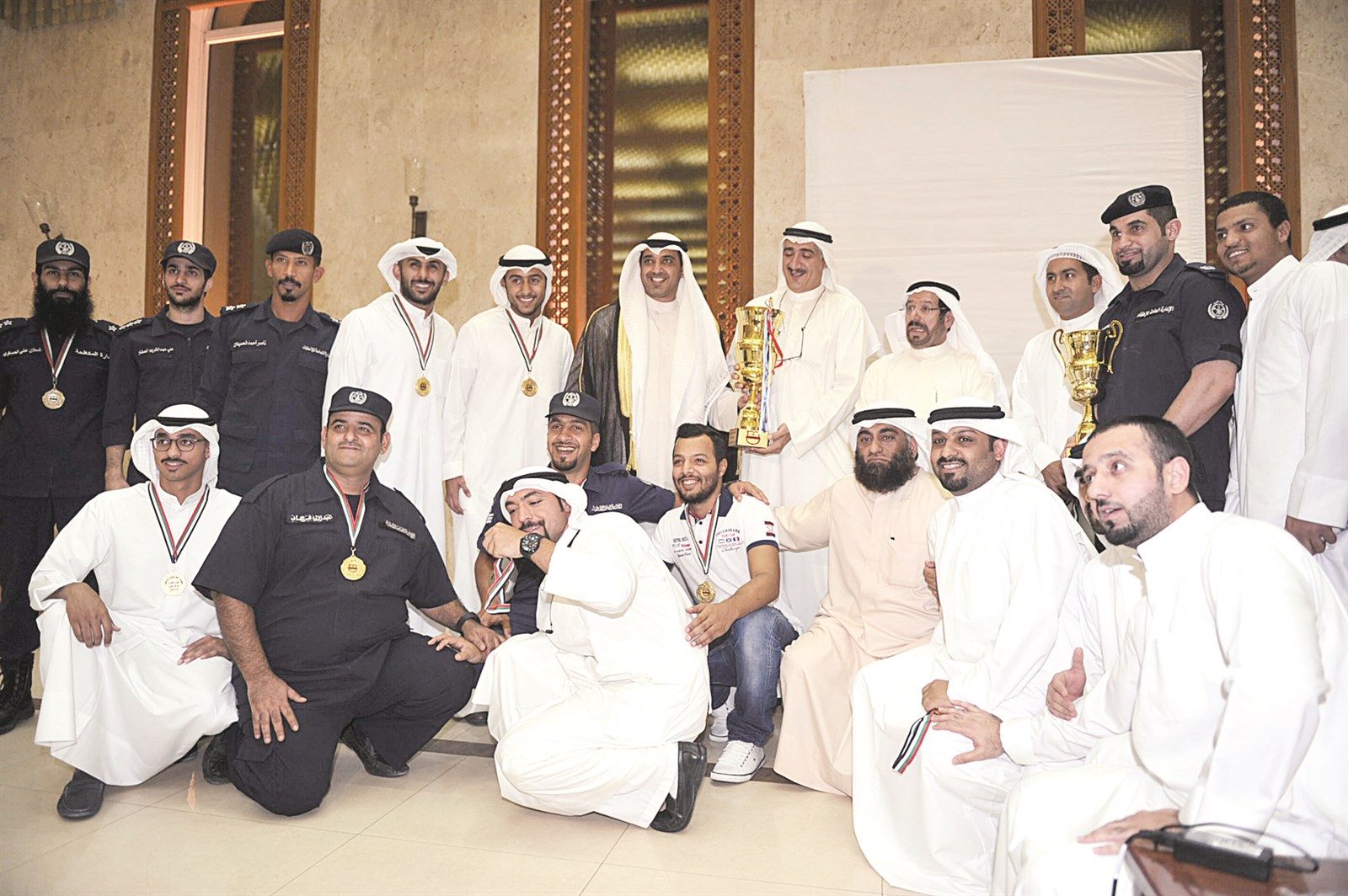 ... ومتوسطاً رجال الإطفاء (تصوير نور هنداوي)