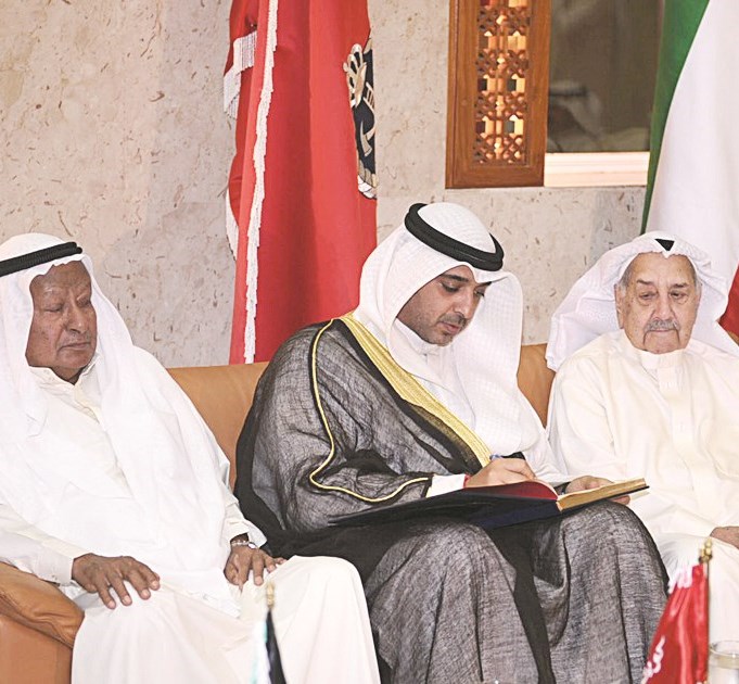 الوزير يدوّن كلمة في سجل الإدارة