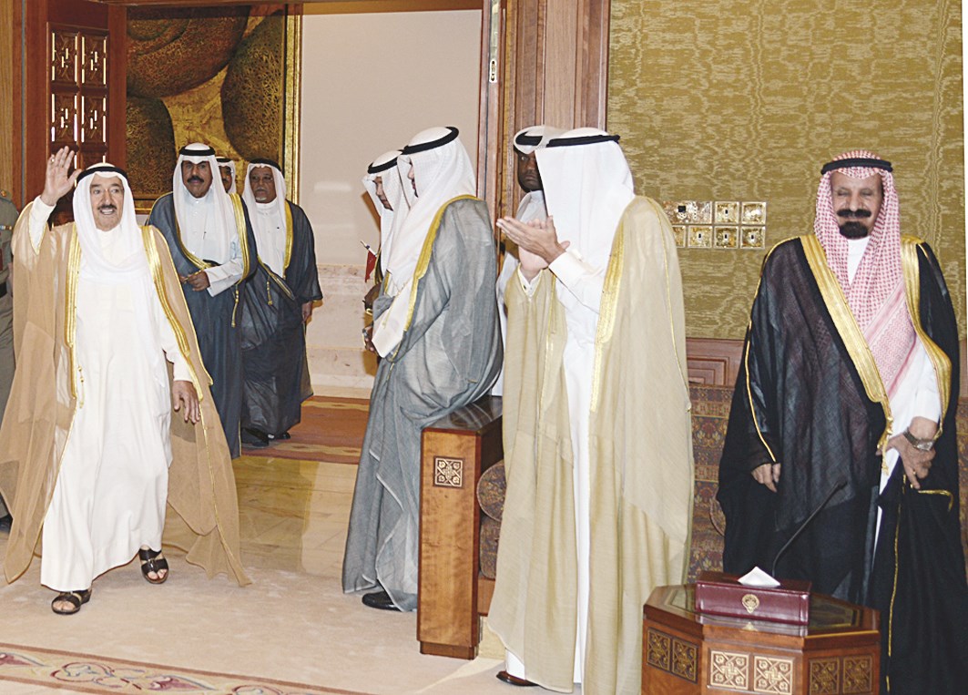 الأمير محييا وجهاء الفروانية لدى استقباله لهم