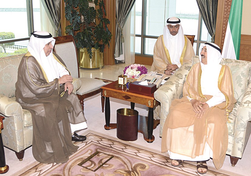 سمو الأمير مستقبلا السفير السعودي