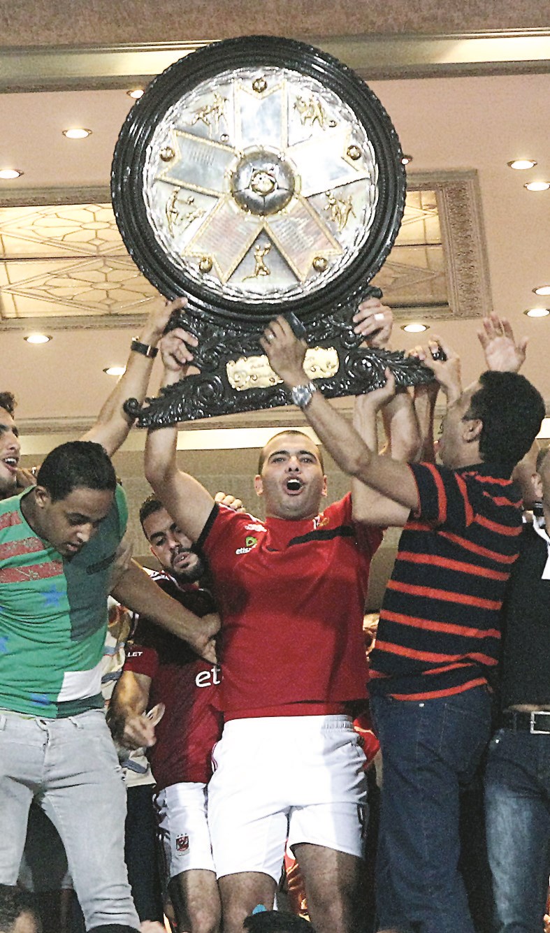 عماد متعب يحتفل مع الأهلاوية بدرع الدوري (اي بي ا)