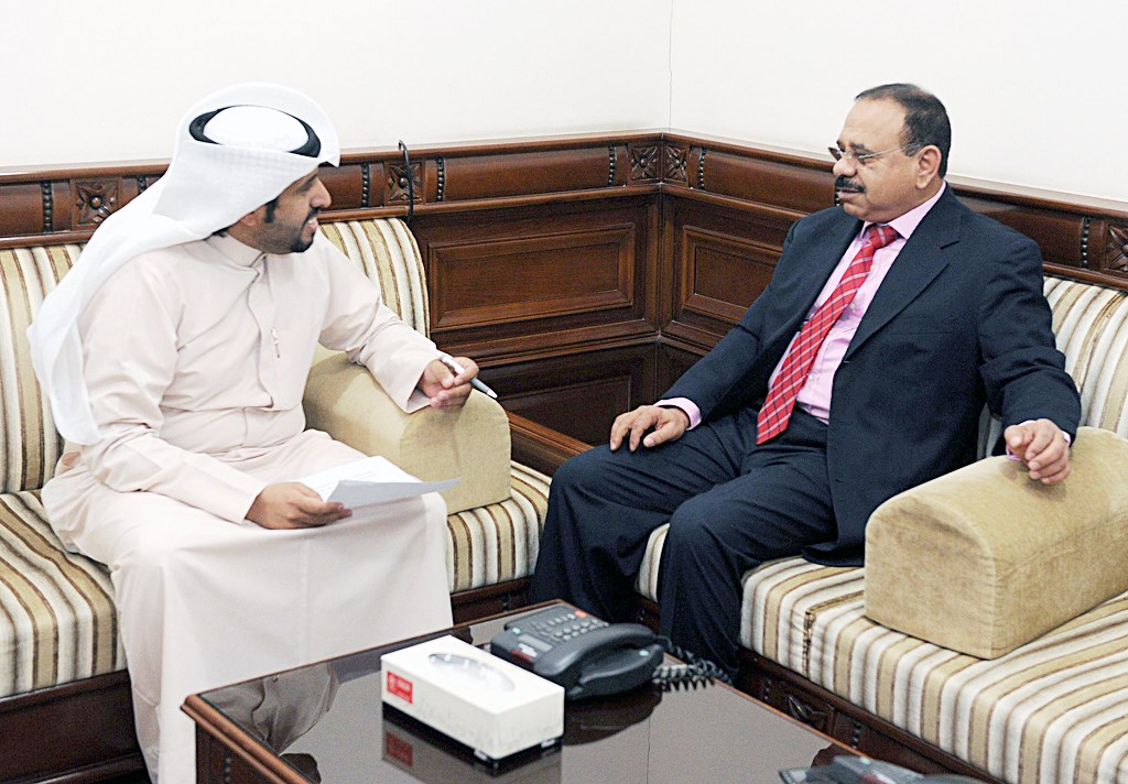 الصيرفي يتحدث للزميل سلمان الغضوري (تصوير زكريا عطية)