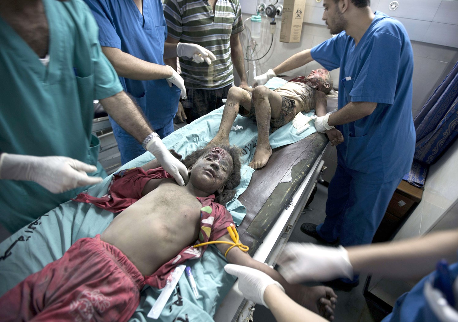 u0637u0641u0644u0627u0646 u0641u0644u0633u0637u064au0646u064au0627u0646 u064au062au0644u0642u064au0627u0646 u0627u0644u0639u0644u0627u062c u0641u064a u0645u0633u062au0634u0641u0649 u00abu0627u0644u0634u0641u0627u0621u00bb u0641u064a u063au0632u0629 u0625u062bu0631 u0627u0635u0627u0628u062au0647u0645u0627 u0628u0642u0635u0641 u0625u0633u0631u0627u0626u064au0644u064a (u0627 u0641 u0628)