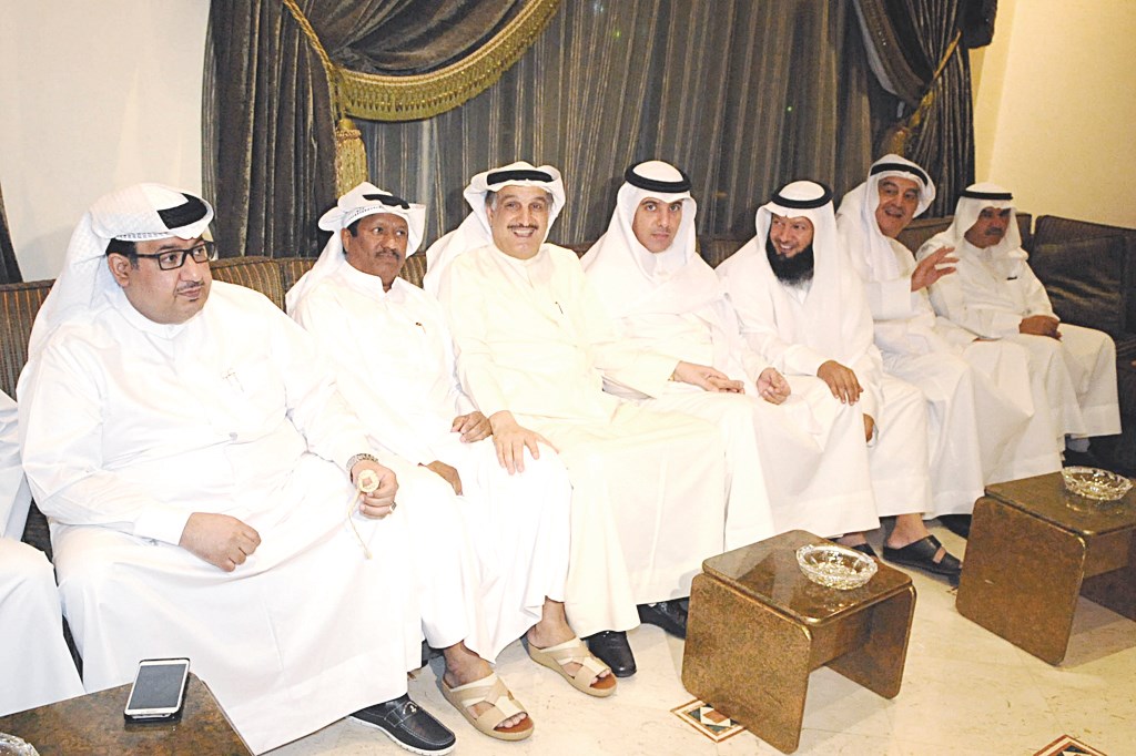 عدد من المهنئين