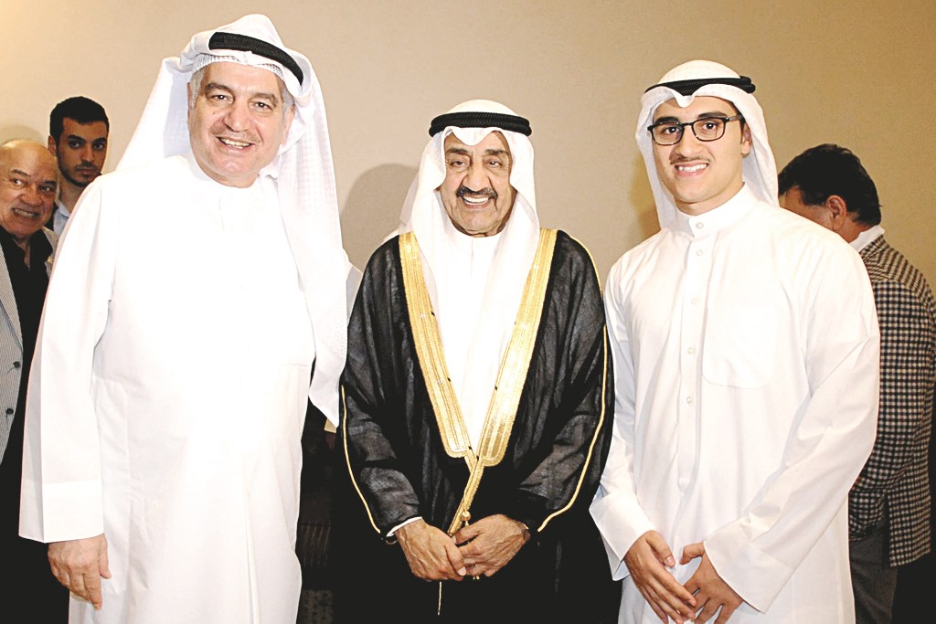 الخرافي متوسطاً اثنين من المهنئين