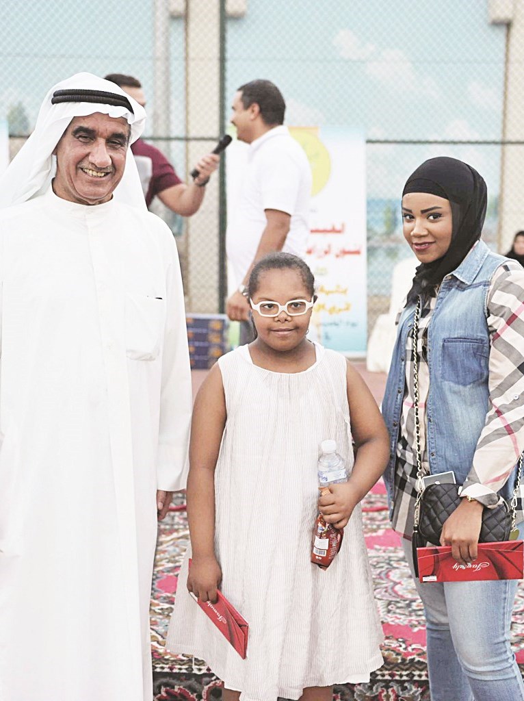 فتاتان شاركتا في الاحتفال