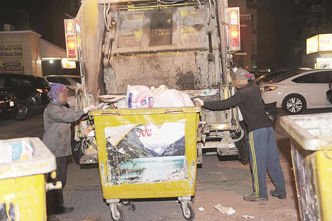 استعداد لرفع الحاوية  (تصوير طارق عزالدين)