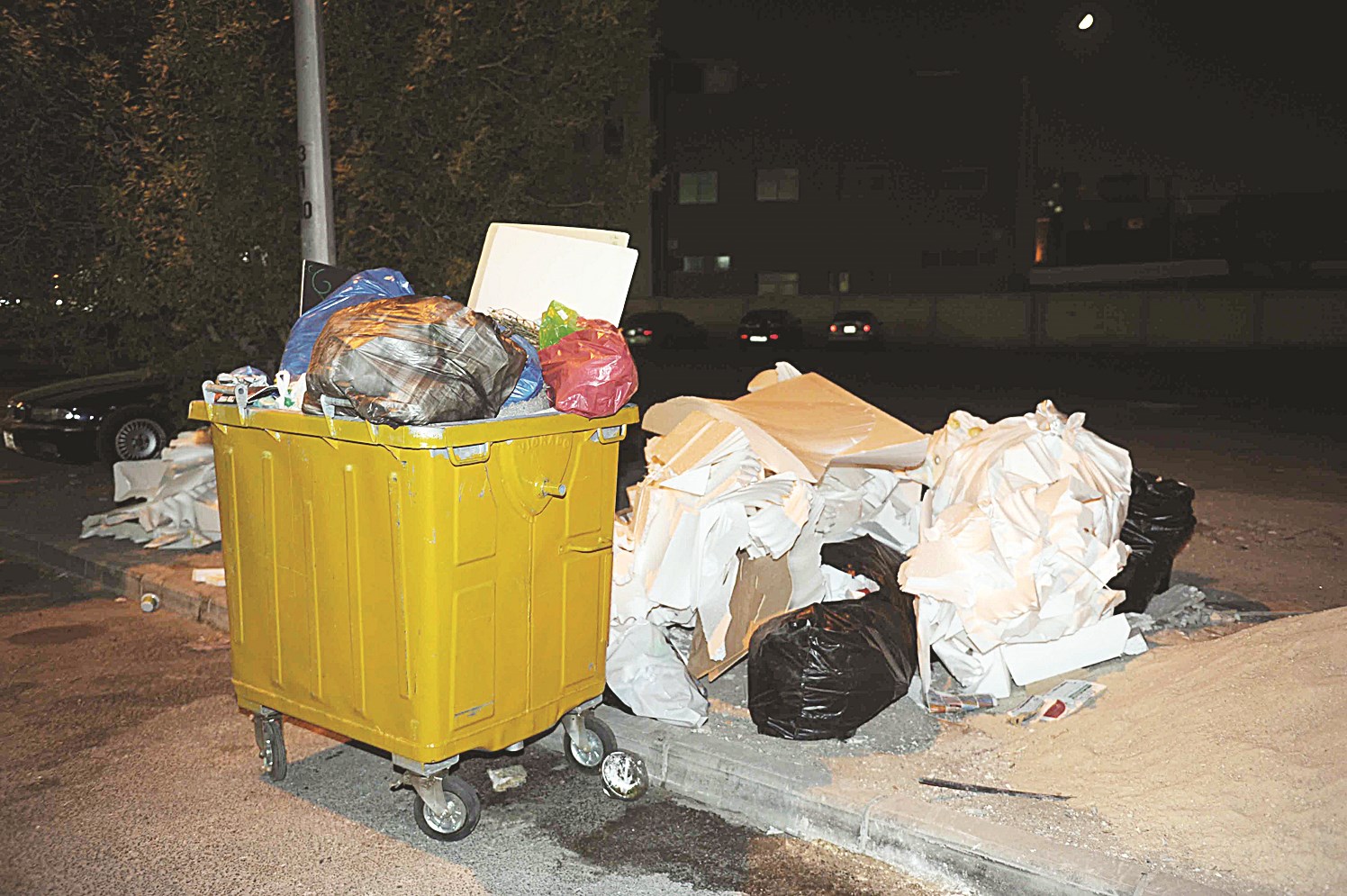 حاويات القمامة لا تستوعب كميات كافية