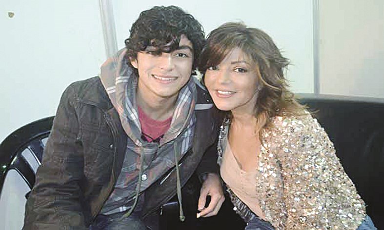 مع ابنها الوحيد شادي