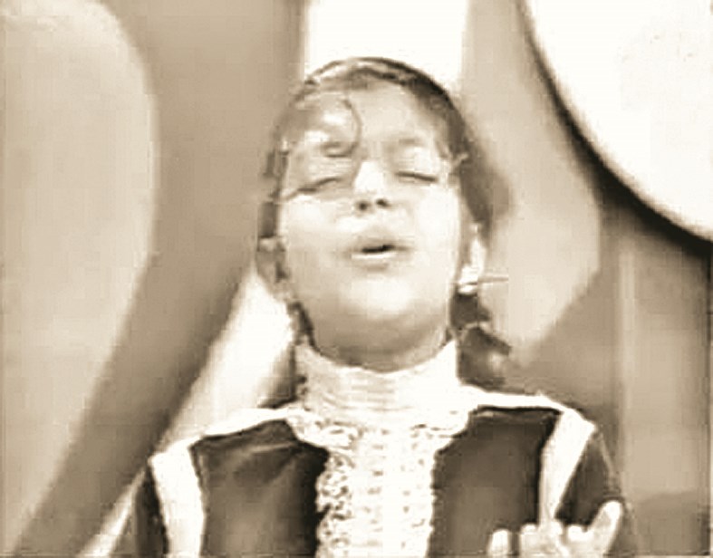 تغني في طفولتها