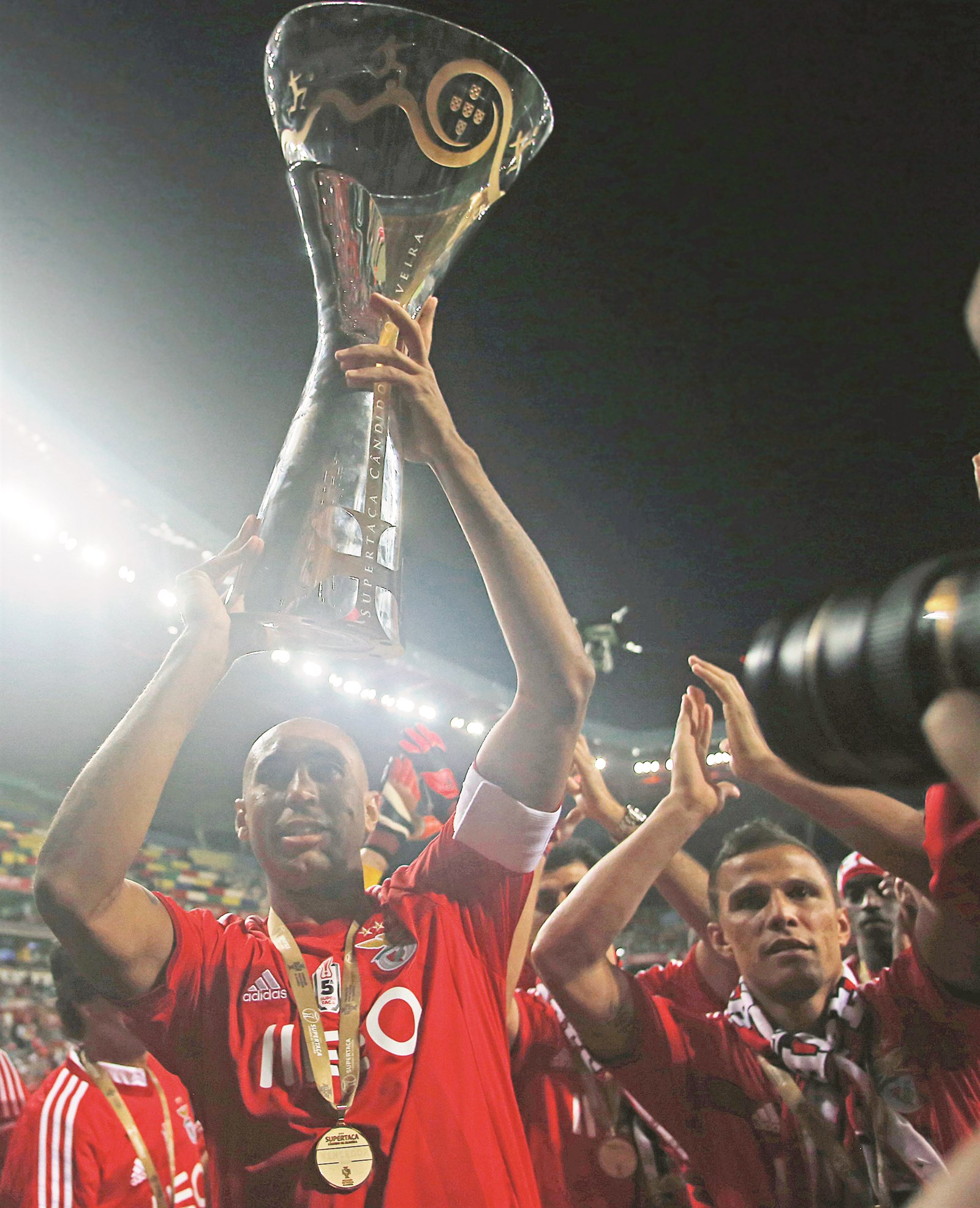 u0644u0648u064au0632u0627u0648 u0642u0627u0626u062f u0628u0646u0641u064au0643u0627 u064au0631u0641u0639 u0643u0623u0633 u0627u0644u0633u0648u0628u0631 u0627u0644u0628u0631u062au063au0627u0644u064au0629 (u0631u0648u064au062au0631u0632)