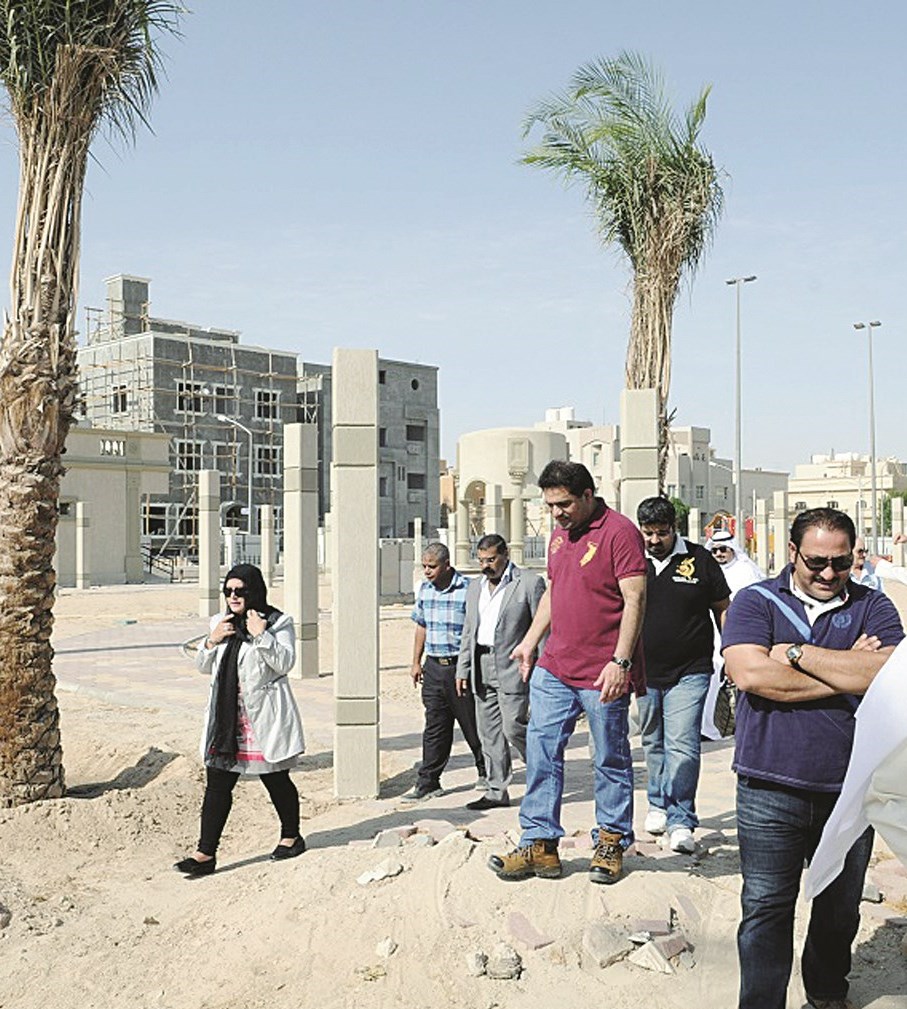 ... وخلال جولتها التفقدية لمشاريع الزراعة التجميلية