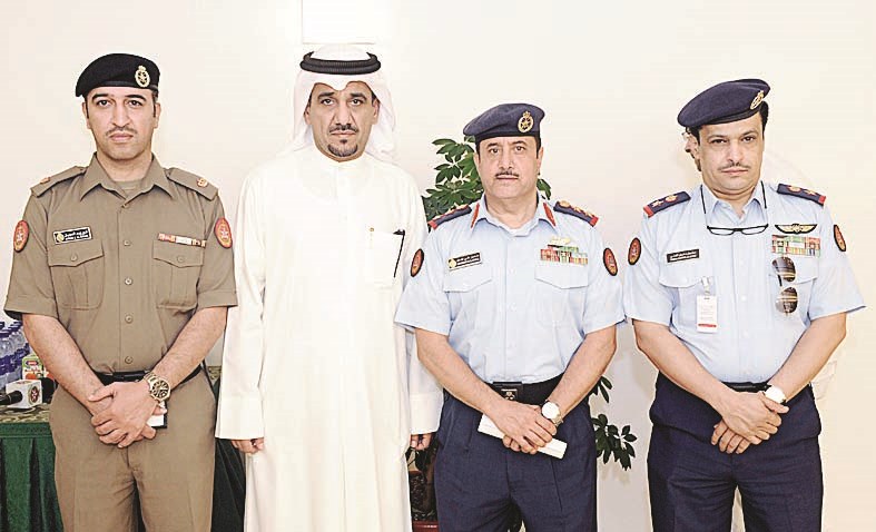 الزميل منصور الشمري متوسطا العقيد الخليل والرائد السهيل