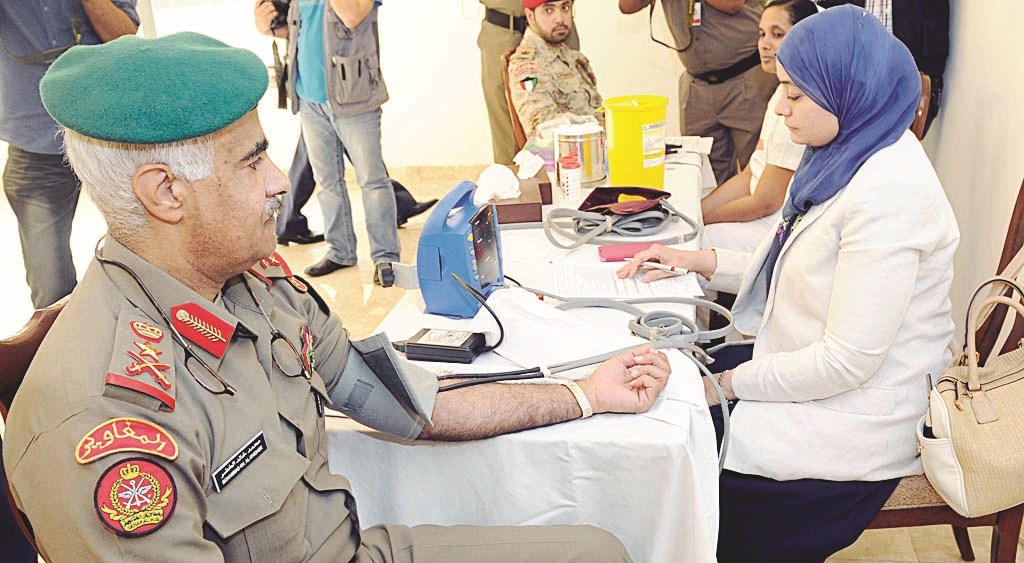 نائب رئيس الأركان يتبرع معلنا انطلاق حملة وزارة الدفاع