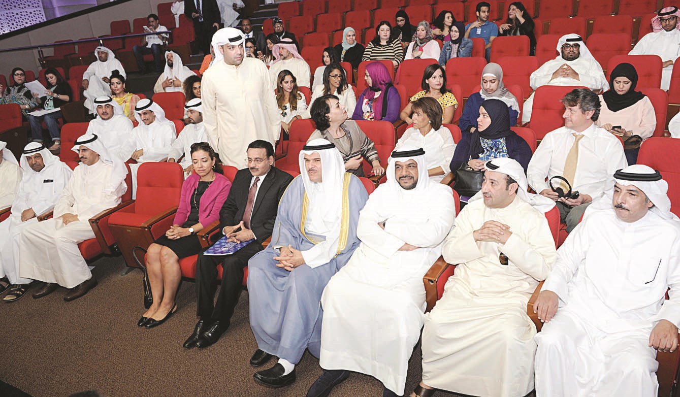 الحمود يتوسط الحضور خلال الاحتفالية