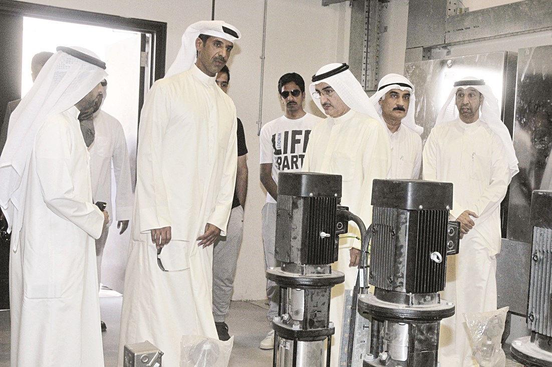 الوزير يستمع لشرح عن المشروع