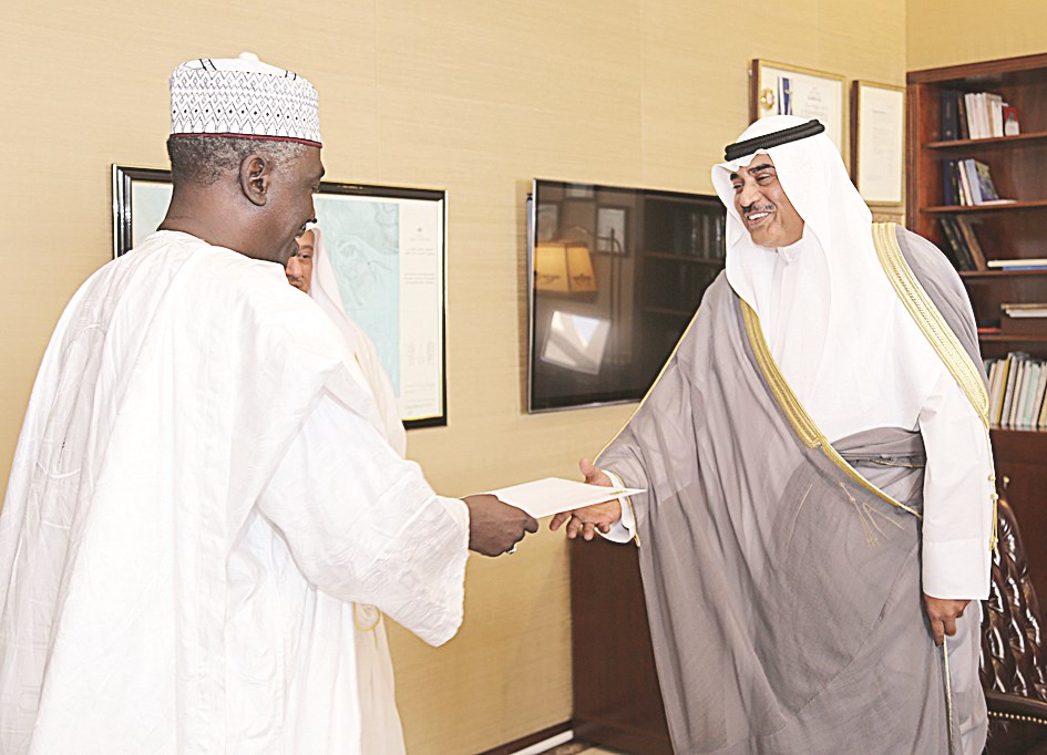 ... ويتسلم أوراق اعتماد سفير النيجر