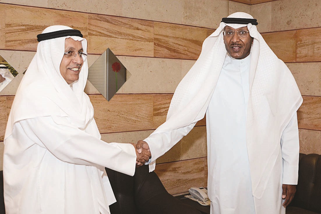 الجسار مصافحاً أحد الحضور (تصوير:كرم ذياب)