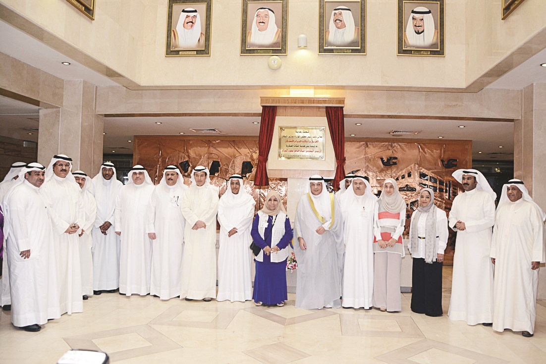 ... الوزير متوسطا الجسار والوكلاء المساعدين