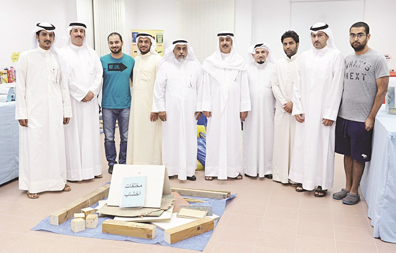 الصبيح متوسطاً مديري الأفرع ومحرر «الراي»