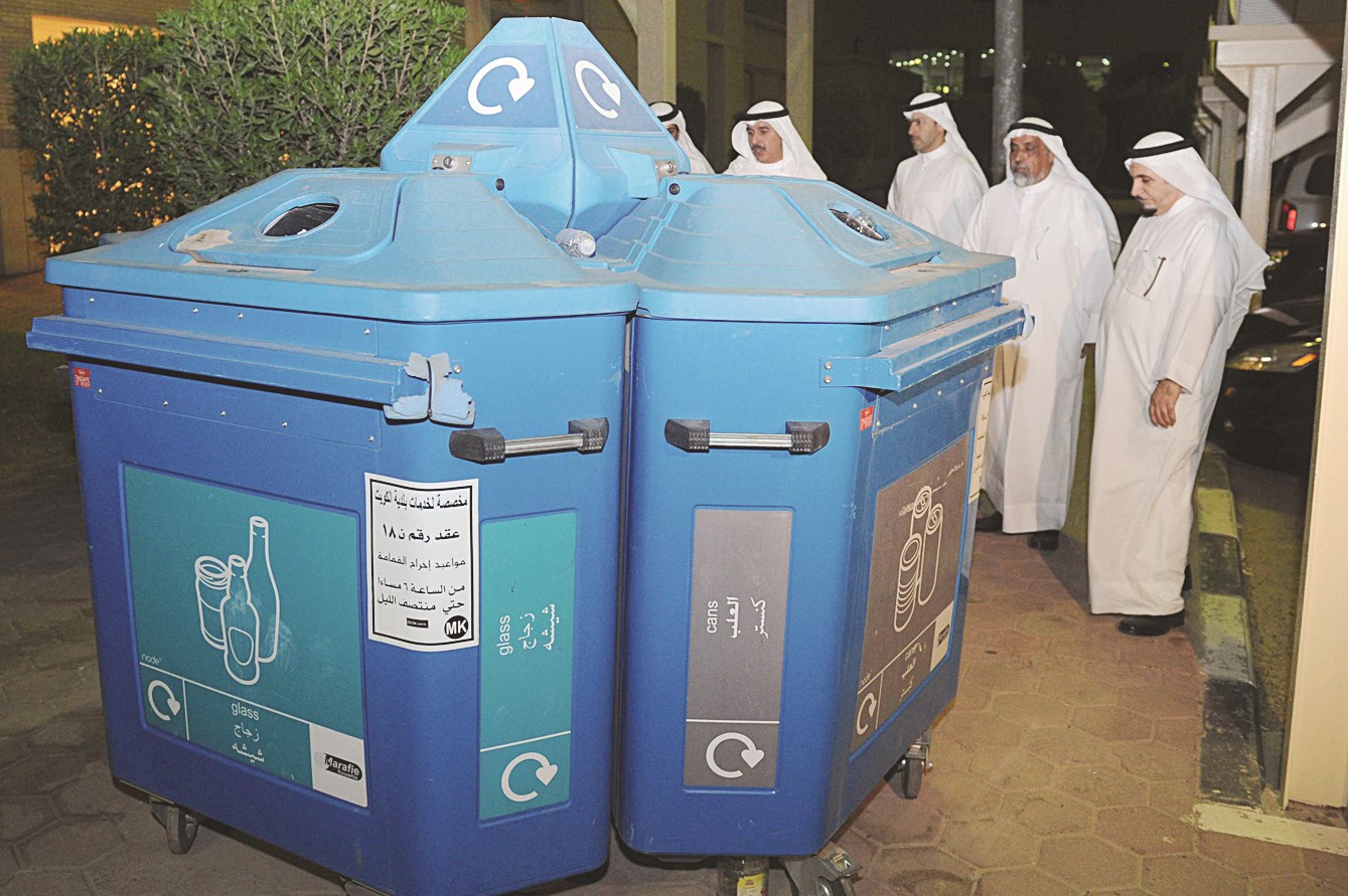 الصبيح ومديرو الأفرع خلال الجولة (تصوير زكريا عطية)