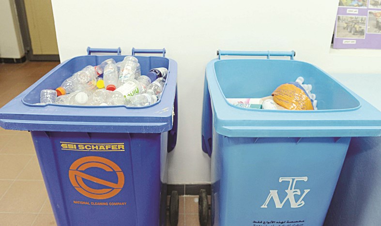 حاويتان لنوعين من القمامة