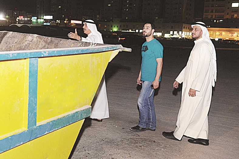 تفتيش على إحدى الحاويات