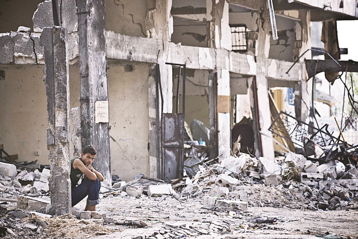 u0634u0627u0628 u0641u0644u0633u0637u064au0646u064a u064au0642u0628u0639 u0623u0645u0627u0645 u0645u0628u0646u0649 u0645u062fu0645u0631 u0641u064a u0628u064au062a u062du0627u0646u0648u0646 u0641u064a u062cu0646u0648u0628 u063au0632u0629 (u0627 u0641 u0628)