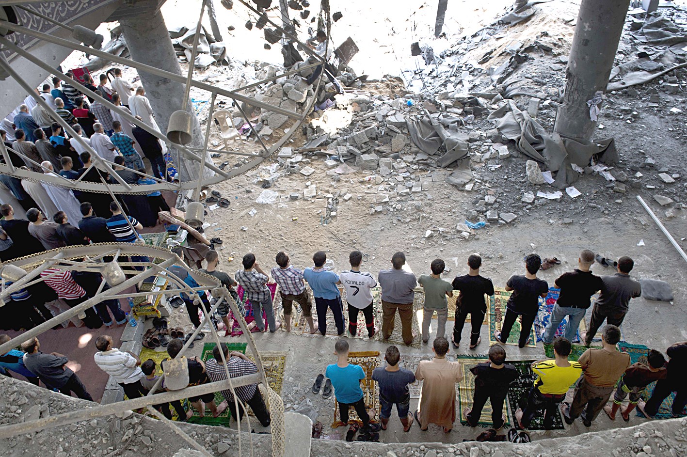 فلسطينيون يؤدون صلاة الجمعة في مسجد مدمر في غزة أمس  (اف ب)