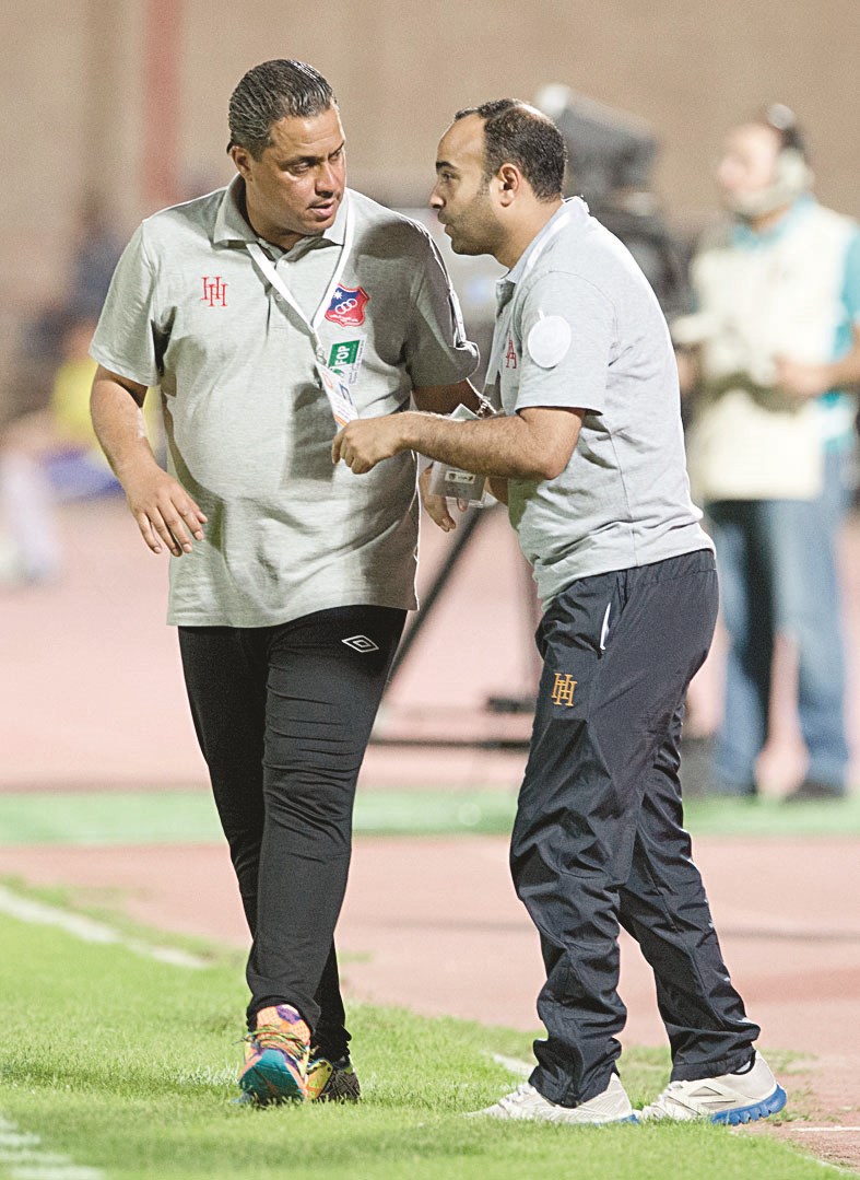 المدرب عبد العزيز حمادة يستمع إلى عادل عقلة