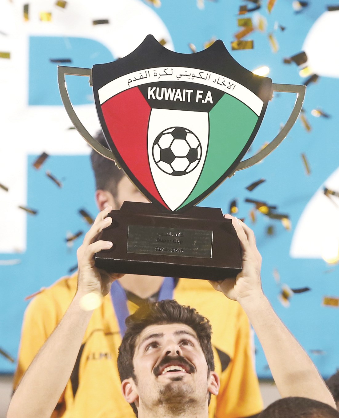 خالد محمد إبراهيم يرفع كأس السوبر (الازرق دوت كوم)