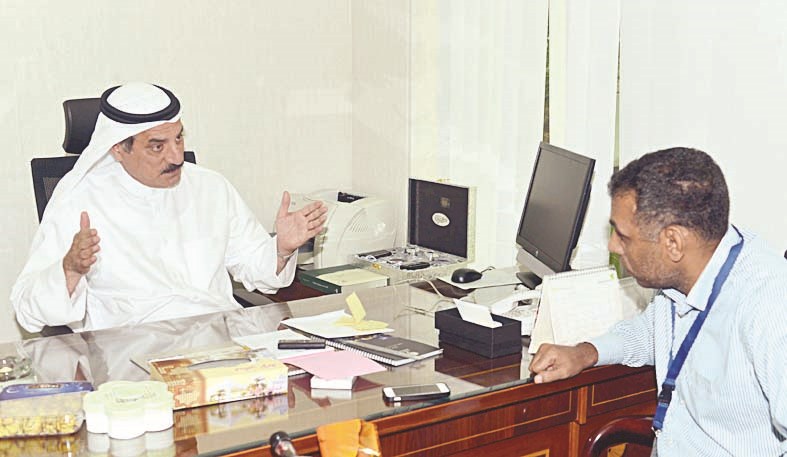 المعيوف متحدثا الى الزميل عمر العلاس