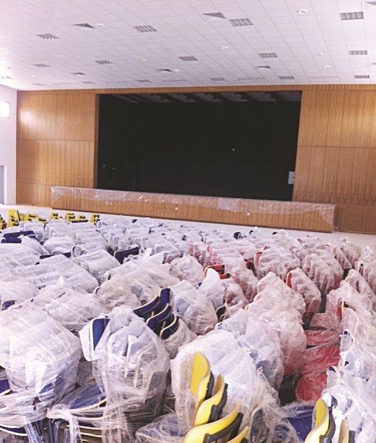 مسرح المدرسة مكتظ بالأثاث الجديد