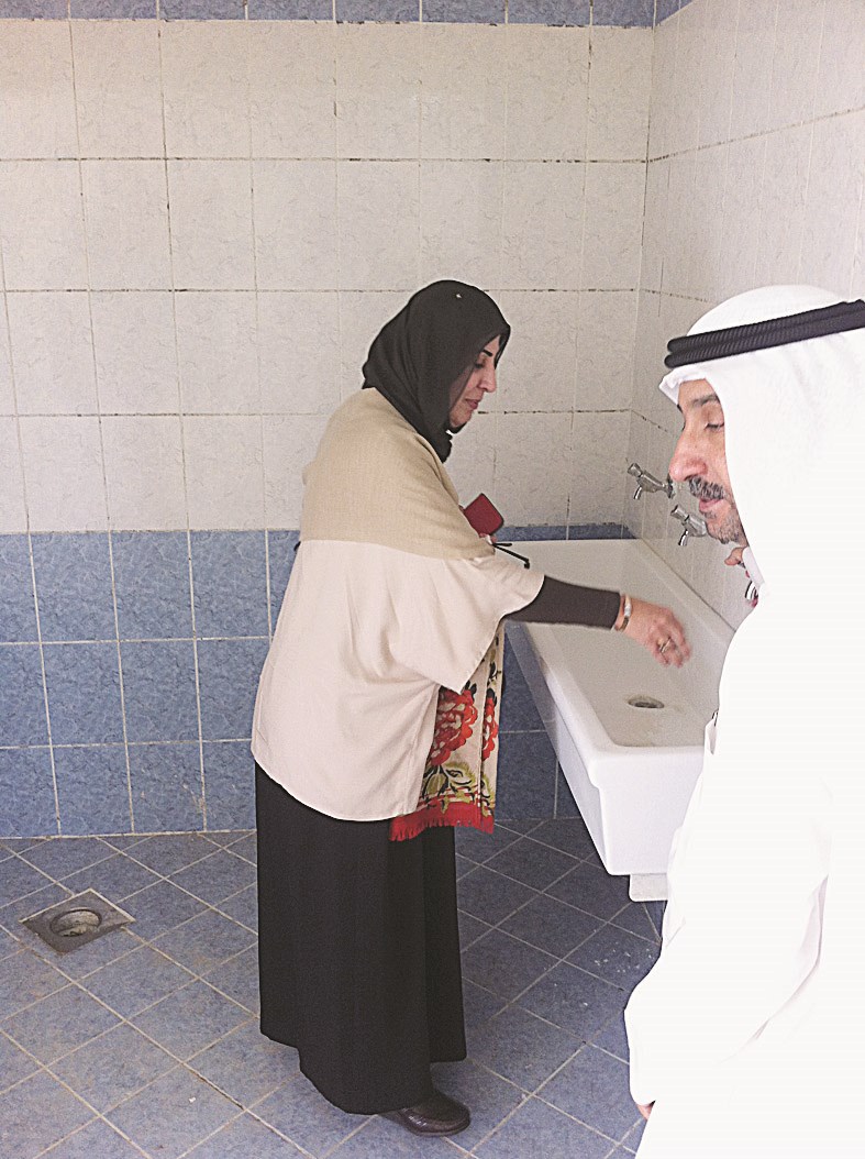 مديرة المنطقة تتفقد مغاسل المدرسة