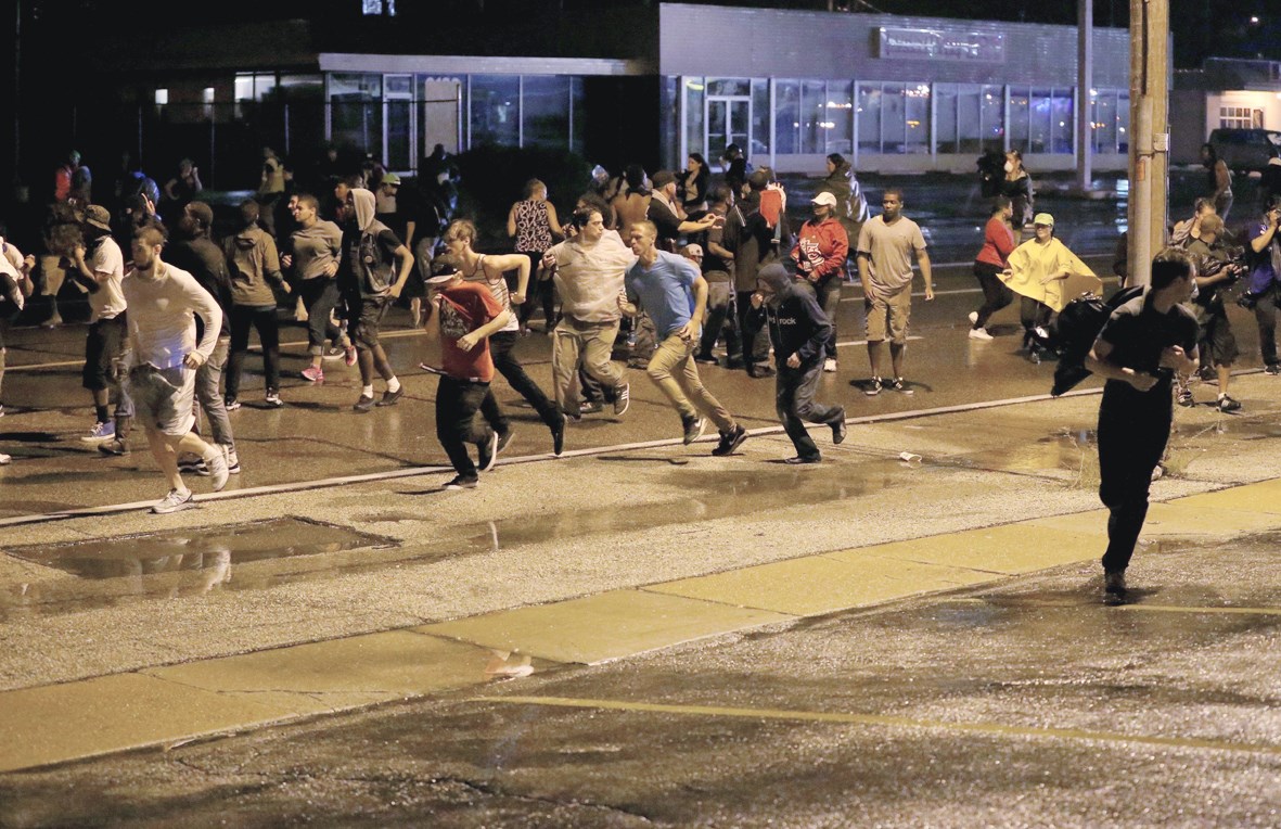 u0645u062au0638u0627u0647u0631u0648u0646 u062au062du062fu0648u0627 u062du0638u0631 u0627u0644u062au062cu0648u0644 u064au0647u0631u0628u0648u0646 u0645u0646 u062au0642u062fu0645 u0627u0644u0634u0631u0637u0629 u0641u064a u0641u0631u063au0633u0646 (u0627 u0641 u0628)