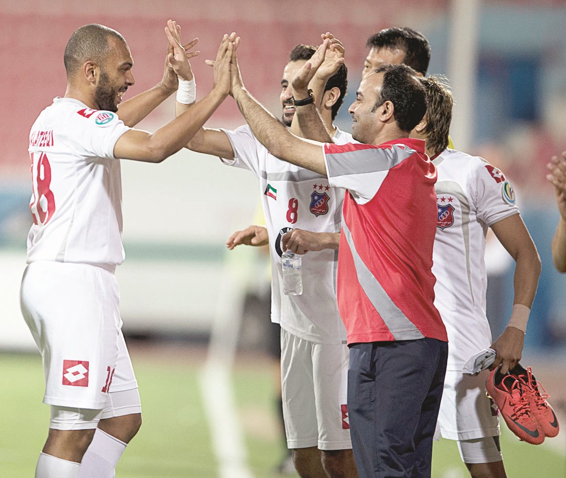 فرحة سابقة للاعبي الكويت مع المدير عادل عقلة