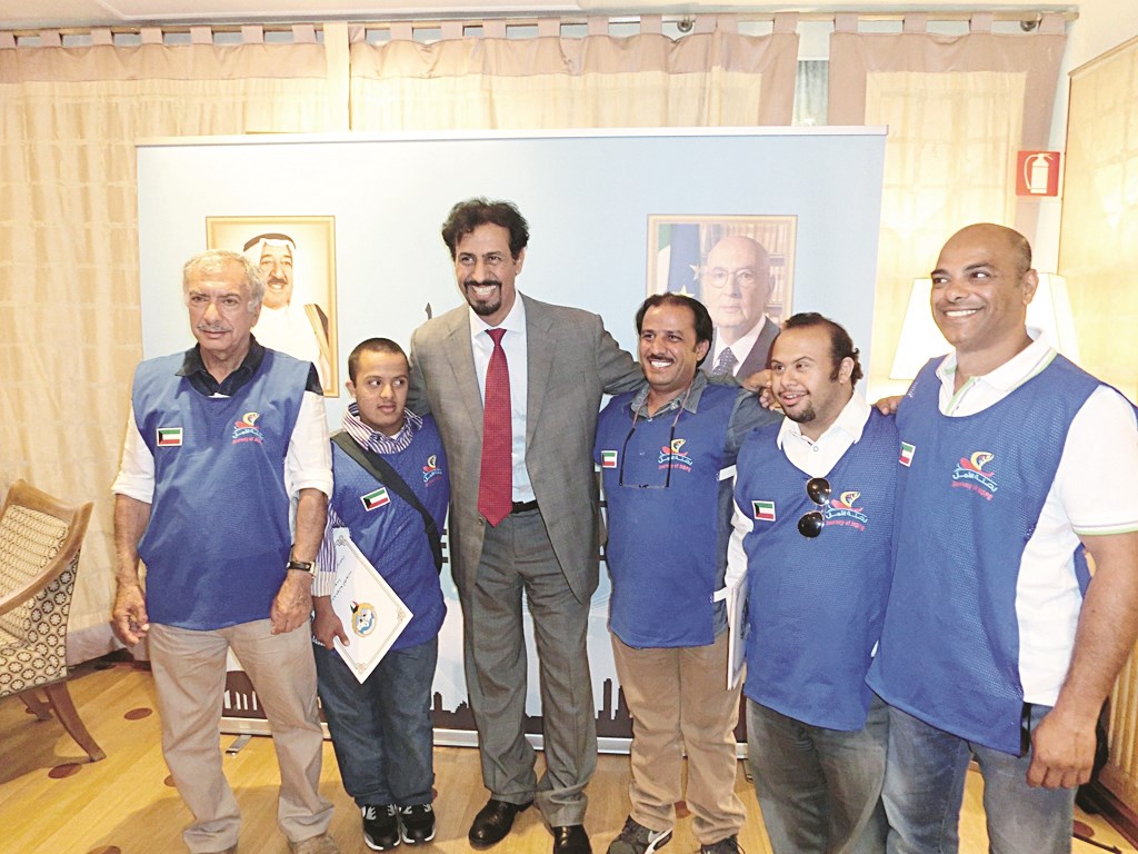 السفير متوسطاً فريق الرحلة