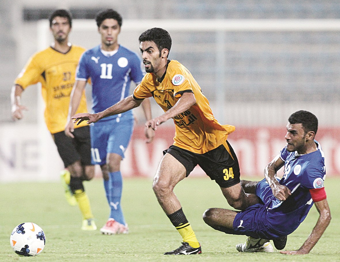 محاولة للاختراق من أحمد الظفيري الذي ينطلق في اتجاه مرمى الحد البحريني