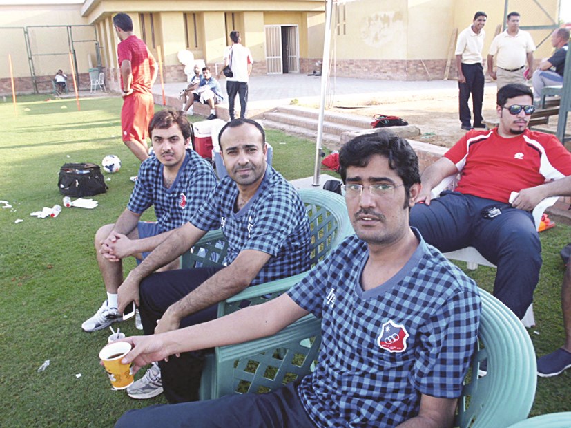 عادل عقلة ومحمد الهاجري يتابعان التدريبات