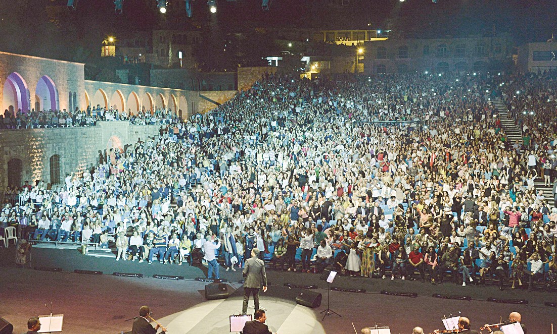 الجمهور المحتشد لاستقبال كاظم