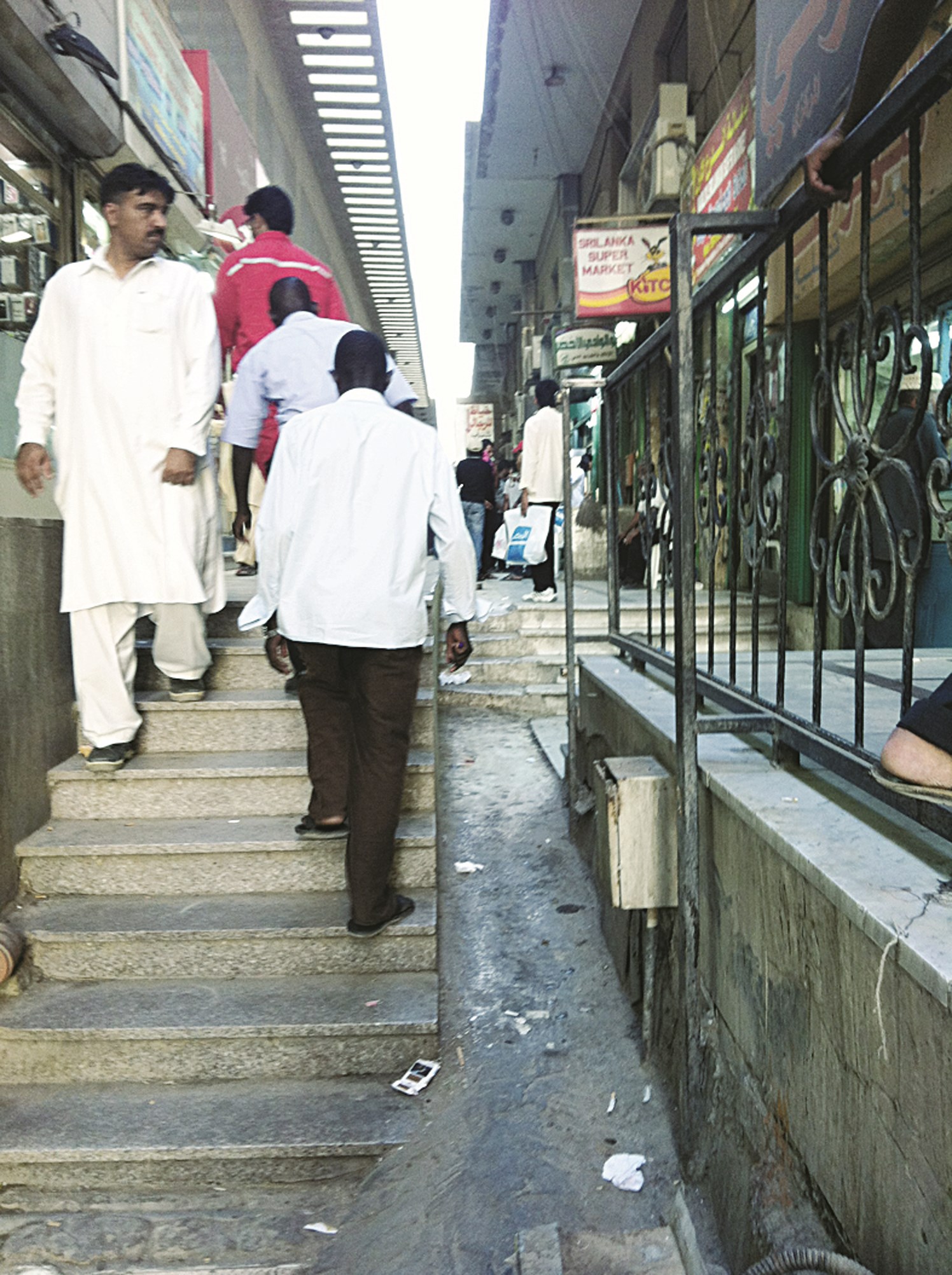 حركة لا تهدأ داخل المجمع