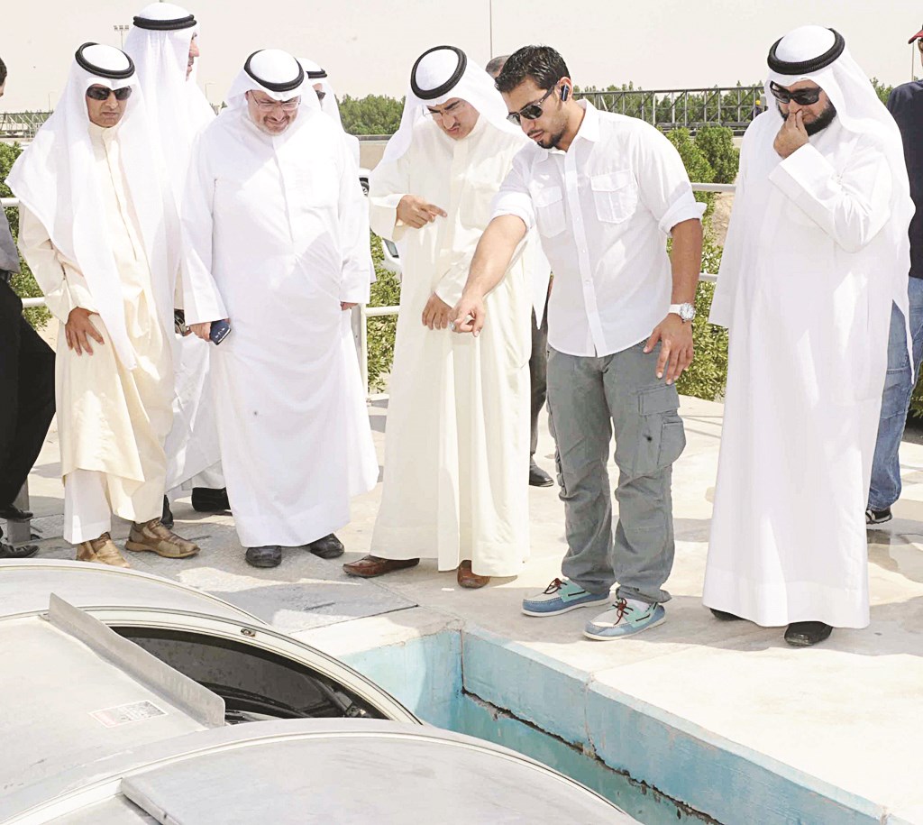 ... ويستمع لشرح عن مكونات المحطة (تصوير طارق عز الدين)