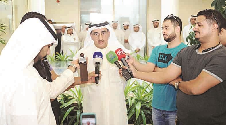 ... ومتحدثا للصحافيين