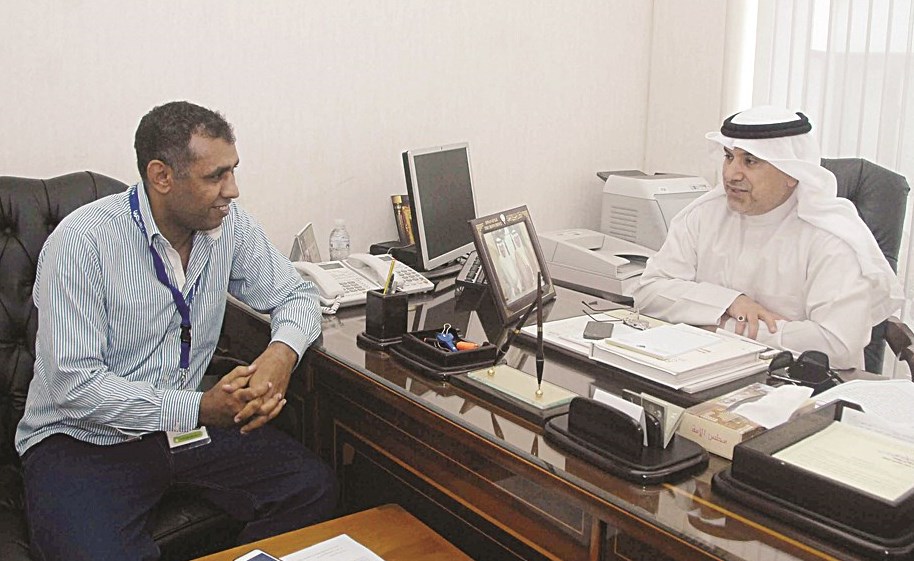 التميمي يتحدث للزميل عمر العلاس (تصوير موسى عياش)