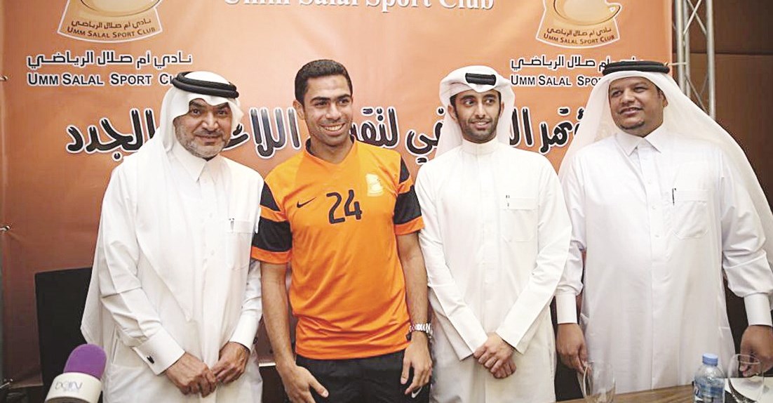 أحمد فتحي مرتدياً زي ناديه الجديد أم صلال