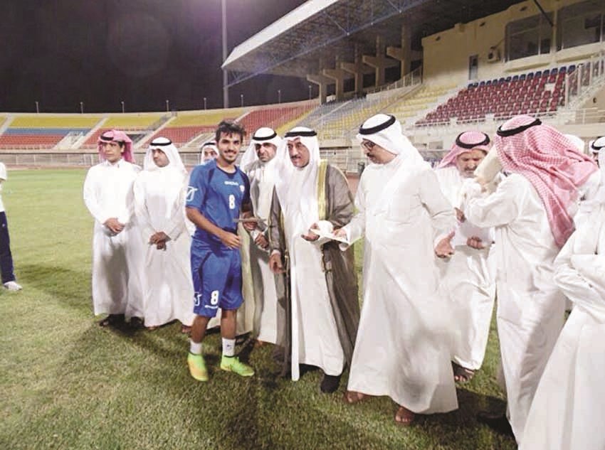 فهد الأمير يكرم لاعب الجهراء فيصل زايد خلال التدريب الاخير لهم بحضور دهام الشمري