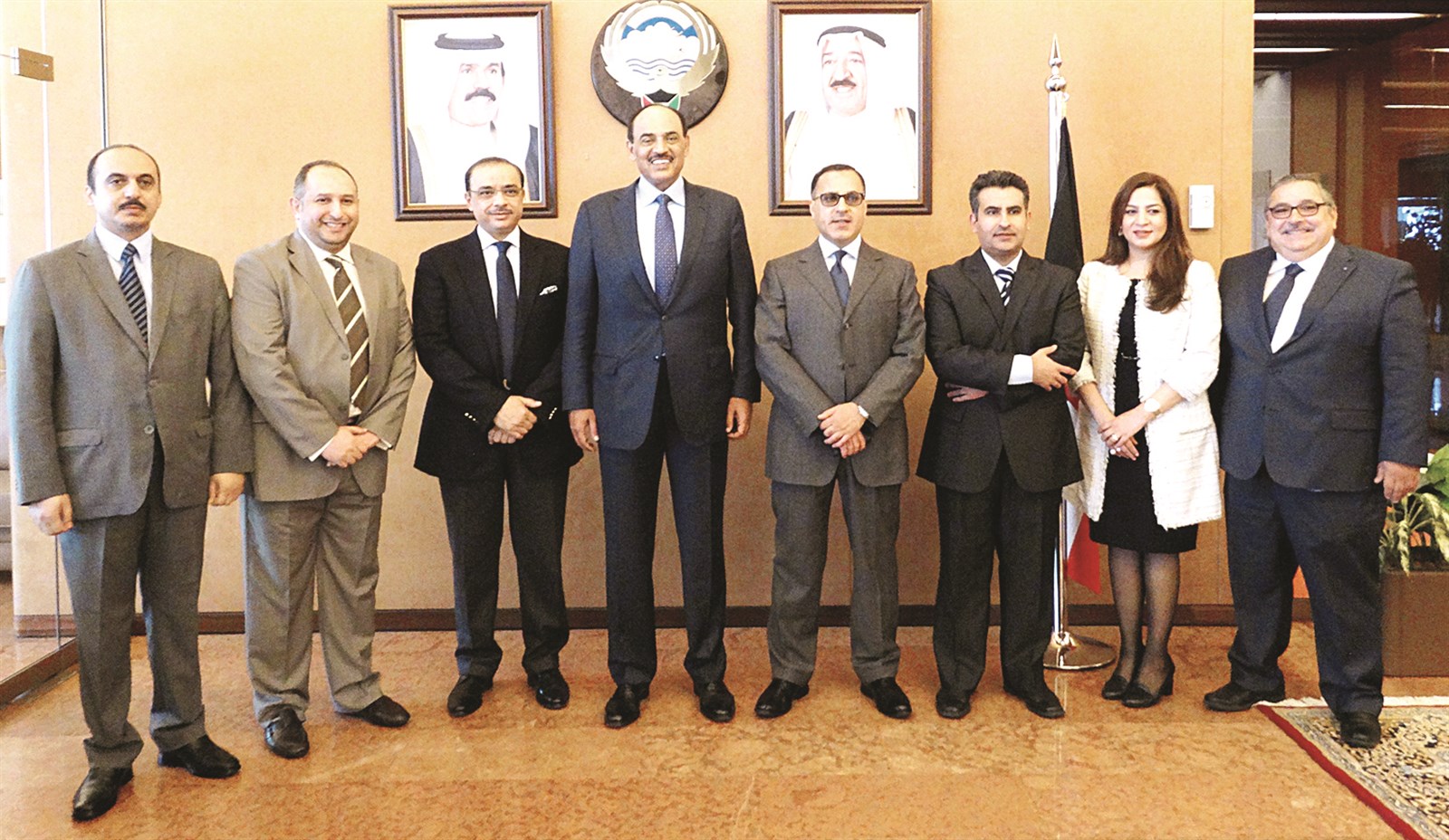 ... ويتوسط السفير الغنيم والسفير التنيب وأعضاء وفد الكويت الدائم لدى الأمم المتحدة