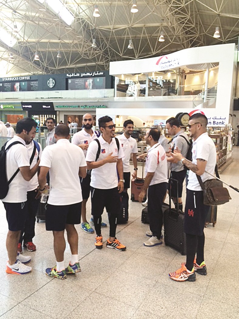عادل عقلة مع اللاعبين يستعدون للمغادرة