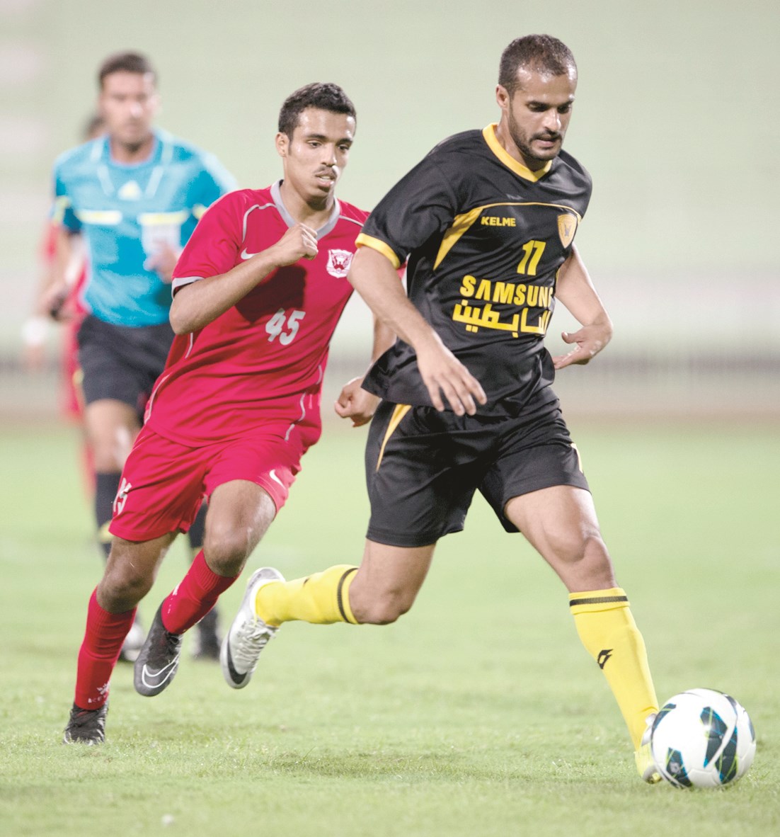 بدر المطوع نجم القادسية يحاول المرور من لاعب الفحيحيل