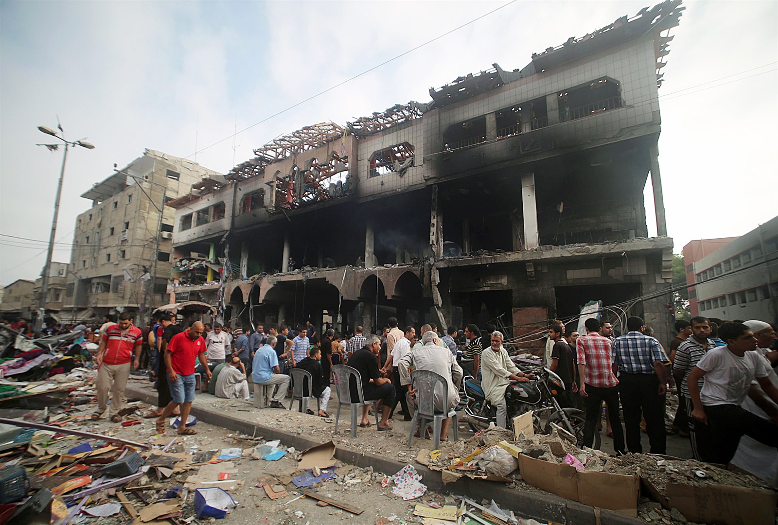 u0641u0644u0633u0637u064au0646u064au0648u0646 u0645u062au062cu0645u0639u0648u0646 u0623u0645u0627u0645 u0628u0631u062c u0633u0643u0646u064a u062fu0645u0631u062au0647 u063au0627u0631u0629 u0625u0633u0631u0627u0626u064au0644u064au0629 u0641u064a u063au0632u0629 (u0627 u0641 u0628)